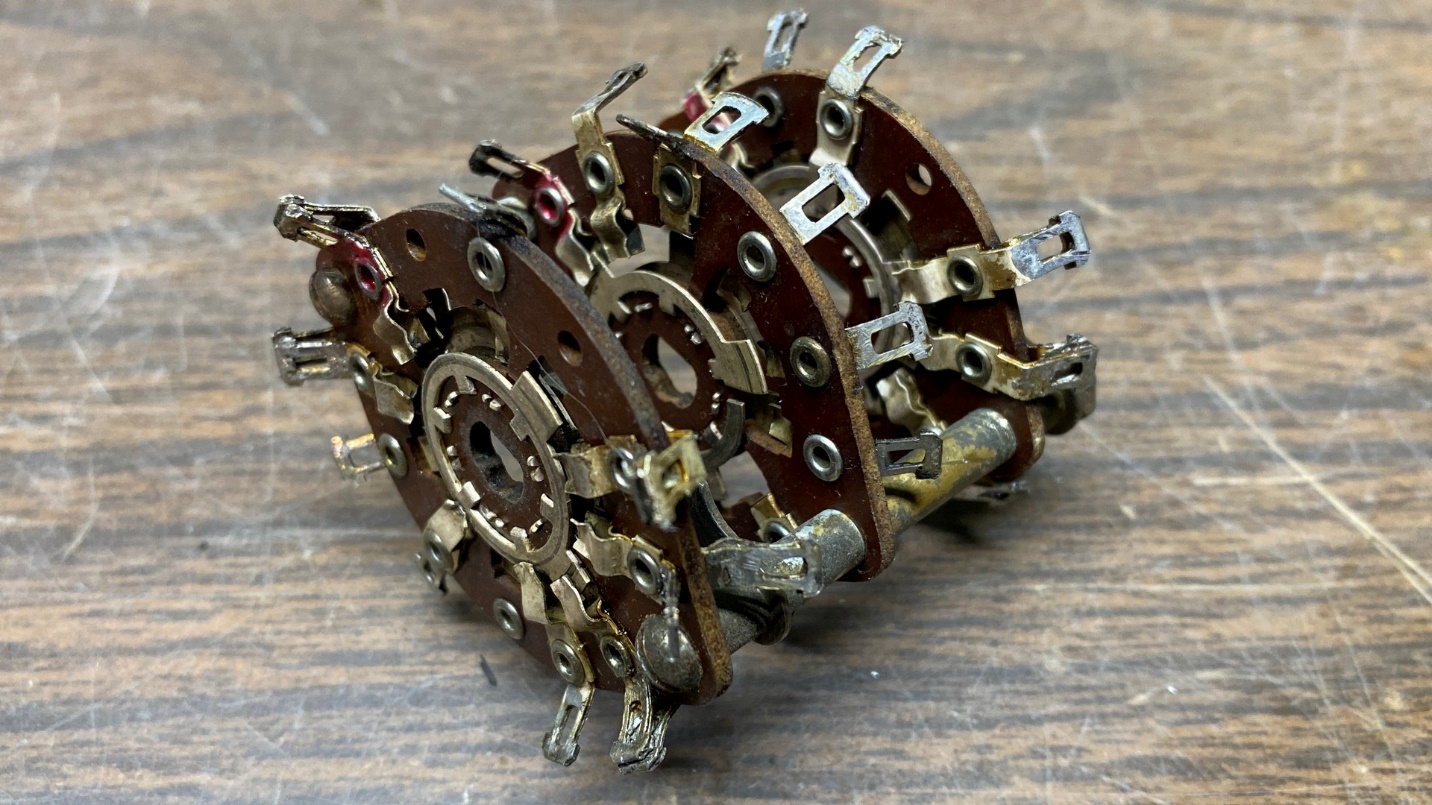 A picture containing metalware, engine, chain

Description automatically generated